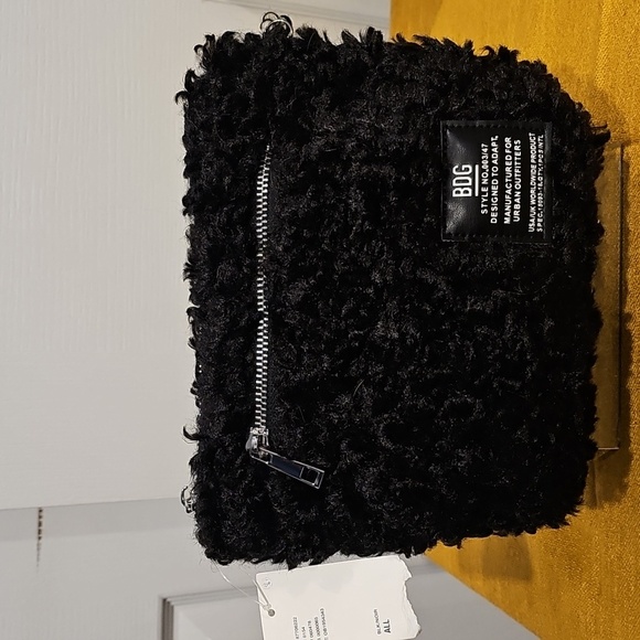 NWT Urban Outfitters Teddy Fleece Makeup Bag - Picture 4 of 8